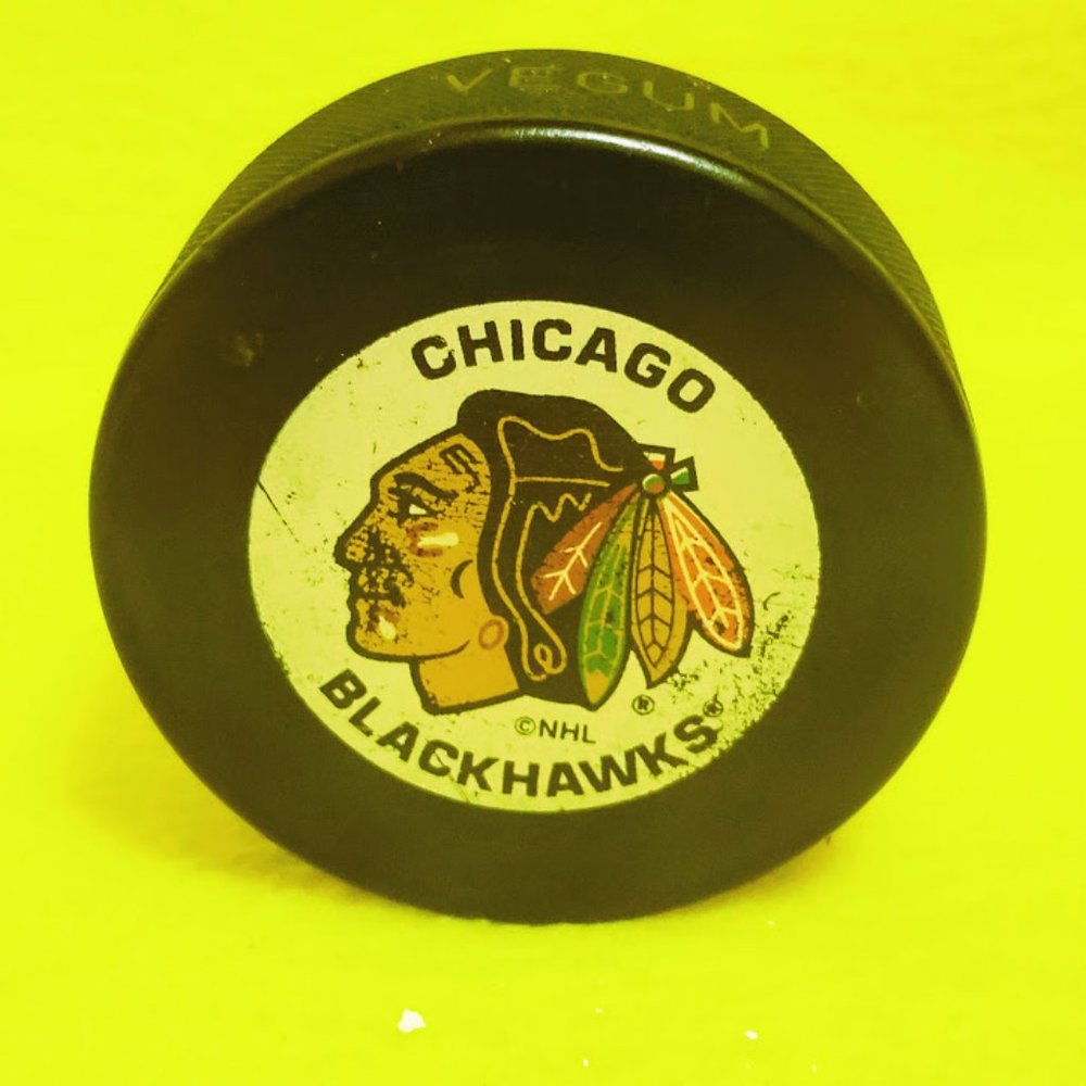 VINTAGE NHL CHICAGO BLACKHAWKS OFFICIAL HOCKEY PUCK Vegum InGlasCo Slovakia
